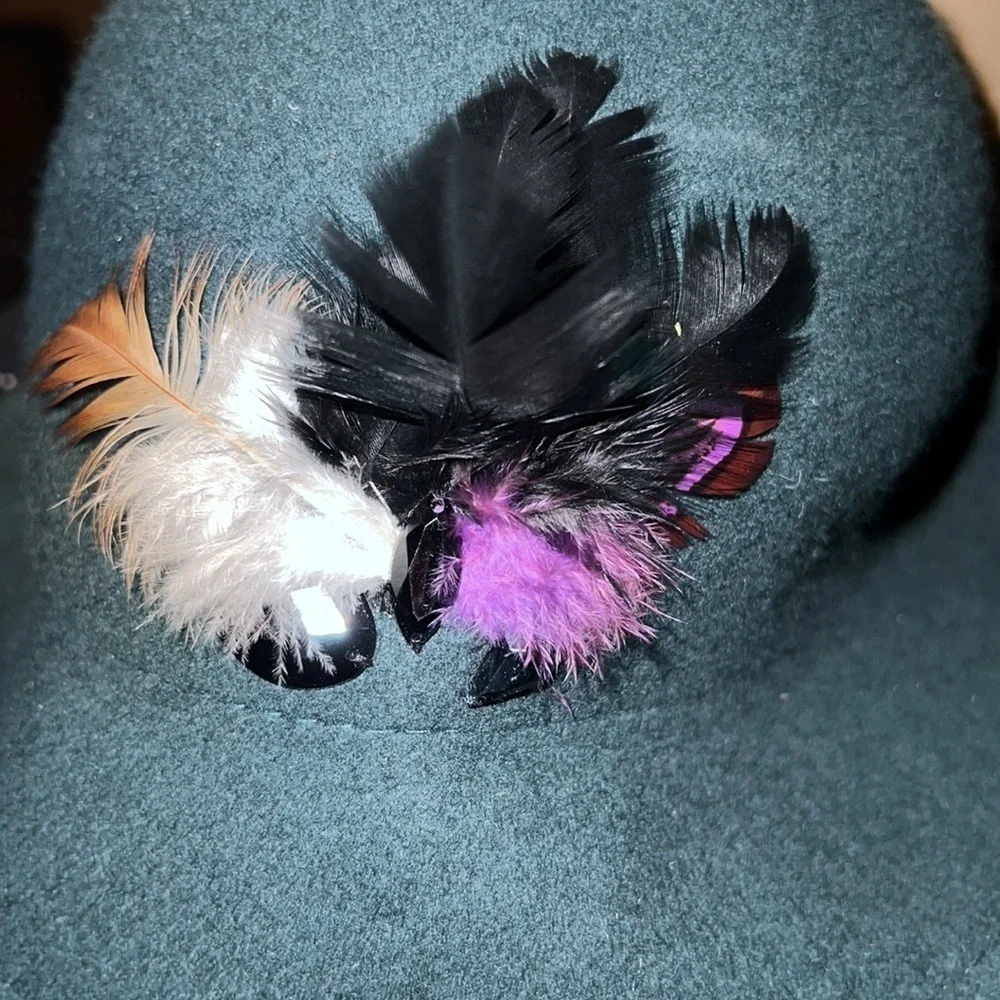 Green‎ women’s hat 100% wool feathers embellished